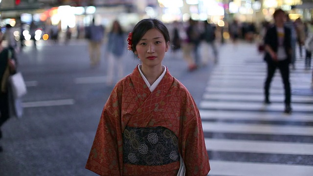 日本女孩穿着和服在涉谷十字路口视频素材