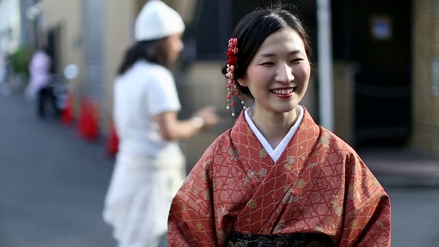 穿和服的日本女孩在涉谷和她的朋友聊天视频下载