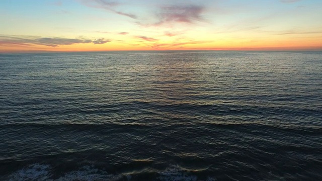 航空拍摄的太阳在海洋地平线上落下。视频素材