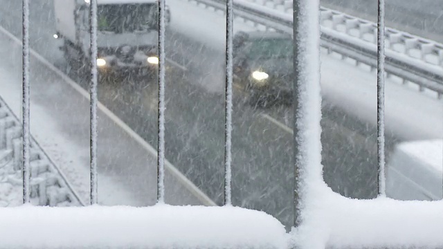 在暴风雪中的高速公路上开车视频素材