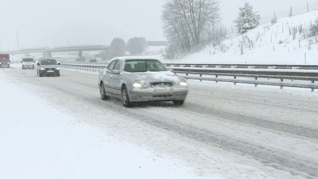 在极端冬季条件下驾驶视频素材