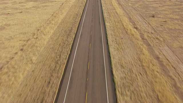 美國德克薩斯州馬爾法，奇瓦瓦沙漠大本德縣的WS空中TU LA公路17號，后面有山脈視頻素材