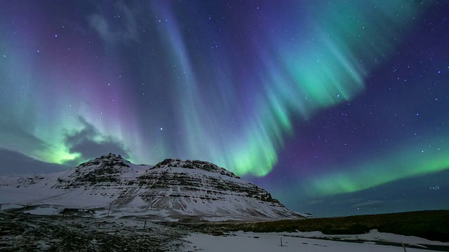 高清延时:冰岛Kirkjufell的北极光视频下载