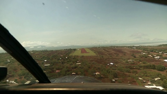 小飞机从座舱窗口观察接近的飞机跑道视频素材
