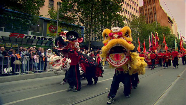 中国狮子在墨尔本的街道上游行，庆祝澳大利亚日。视频下载