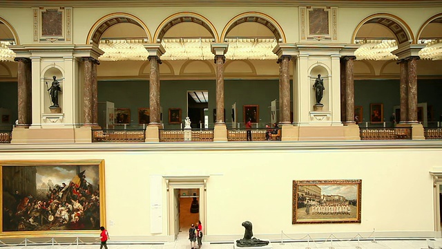 比利时皇家美术博物馆的参观者视频下载