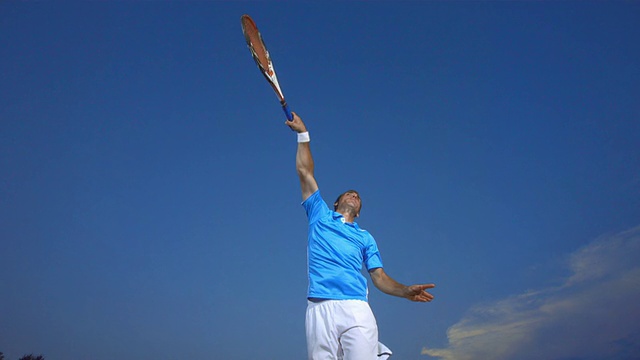 高清超级慢动作:职业网球运动员发球视频素材