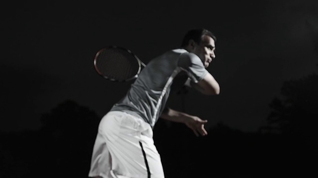 高清超级慢动作:网球运动员击中一个尘土球视频素材