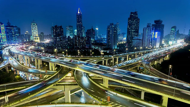 中国上海，夜间多条高速公路和立交桥的高峰时段交通状况视频购买