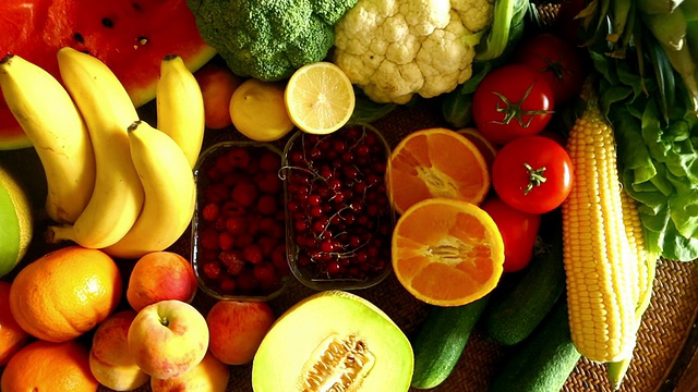 一堆新鲜水果和蔬菜。视频购买