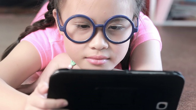 小女孩用平板电脑视频素材
