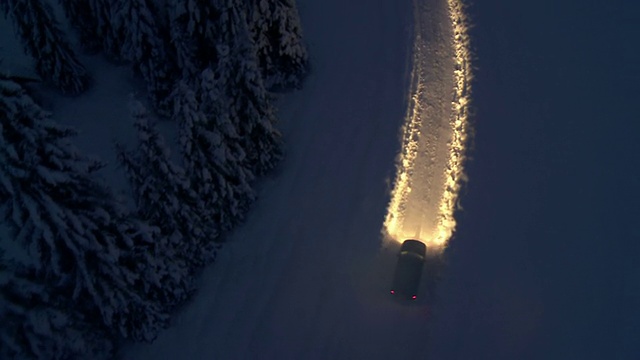 晚上在下雪的路上開車視頻下載