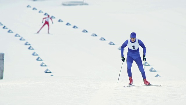 SLO MO男子越野滑雪运动员在追求赛跑视频购买