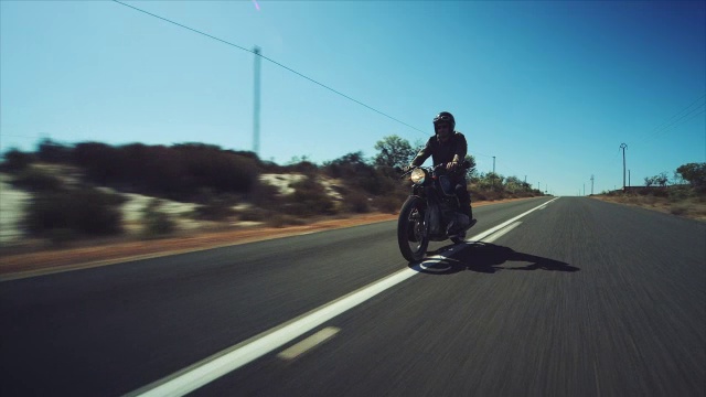 一個男人在高速公路上騎著摩托車視頻素材