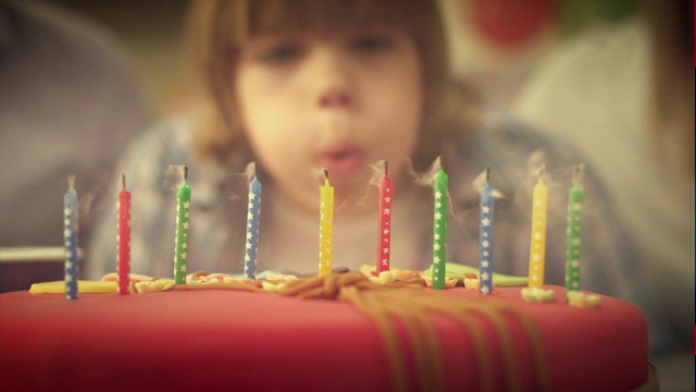 生日蛋糕上的蜡烛被吹灭了视频下载