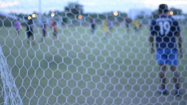击中球门后网的足球。视频素材