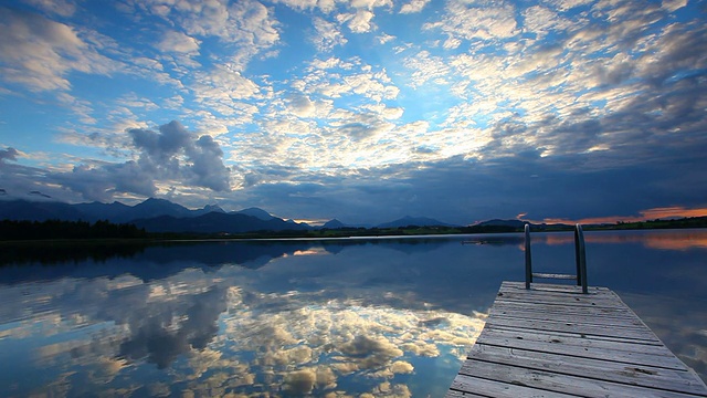 德国巴伐利亚霍普芬西湖的日落视频下载
