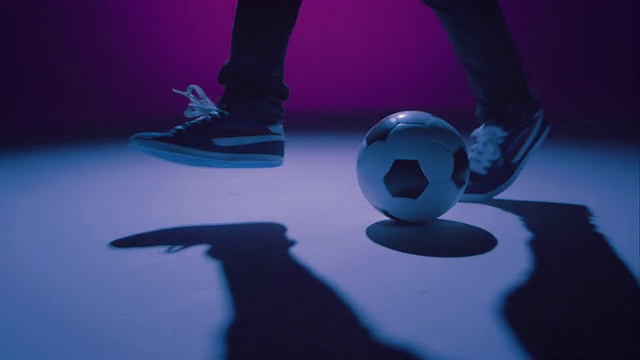 年轻男子足球花式运动员展示一些技巧视频素材