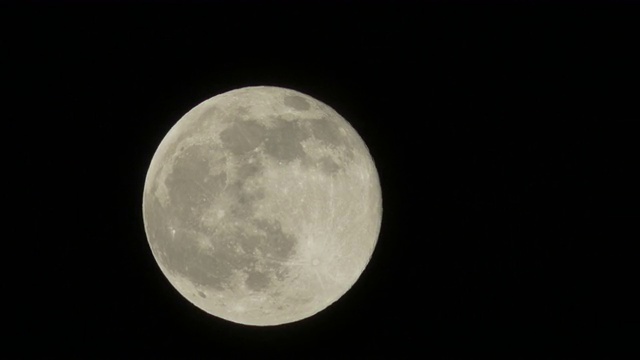 满月升起，捕捉云视频素材