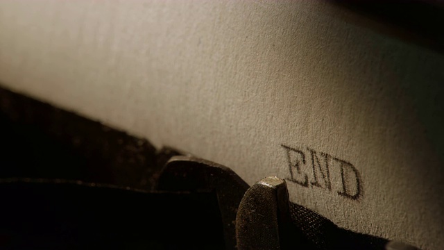 老式打字机的打印“END”字样的打印条视频素材