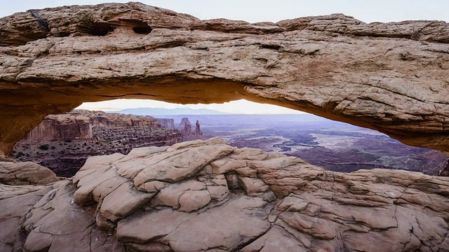日出时，犹他州的Mesa Arch - Timelapse视频素材