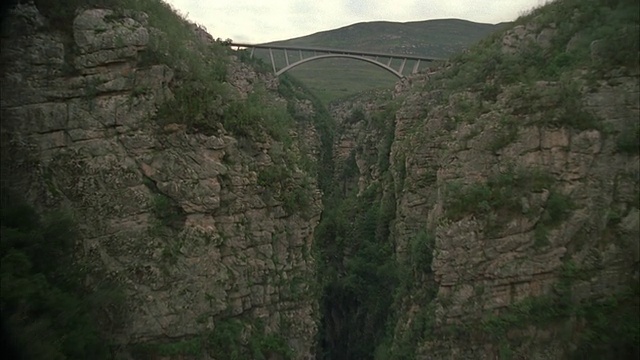 空中飞过河流峡谷，飞向一座桥视频素材