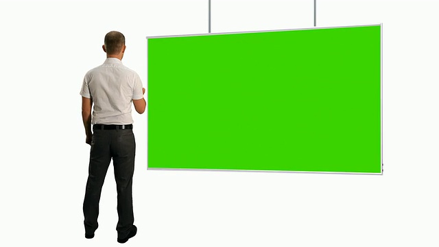 MS拍摄的男人与绿色屏幕和远程控制/卑尔根，霍达兰，挪威视频素材