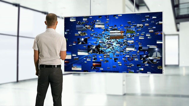 商业人士使用大媒体屏幕的MS照片/卑尔根，霍达兰，挪威视频下载