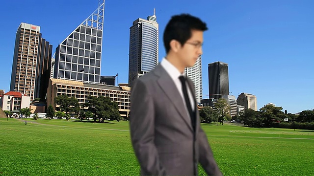 澳大利亚新南威尔士州悉尼，商人在城市天际线前打电话的照片视频素材