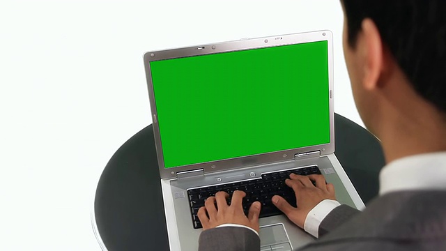 上图是商人用彩色键盘输入笔记本电脑的画面/卑尔根，霍达兰，挪威视频素材