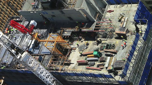 手工工人建造摩天大楼的观点/卑尔根，霍达兰，挪威视频下载