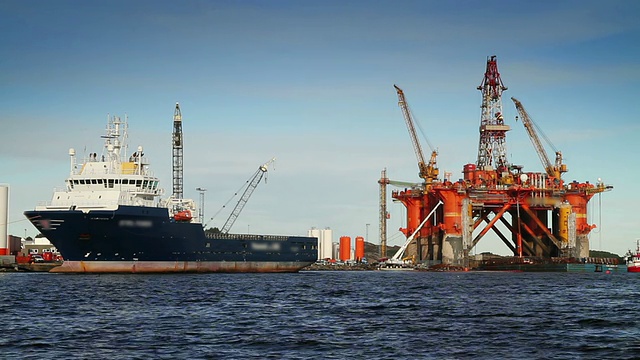 石油钻井平台和船只的WS视图/卑尔根，Hordaland，挪威视频下载