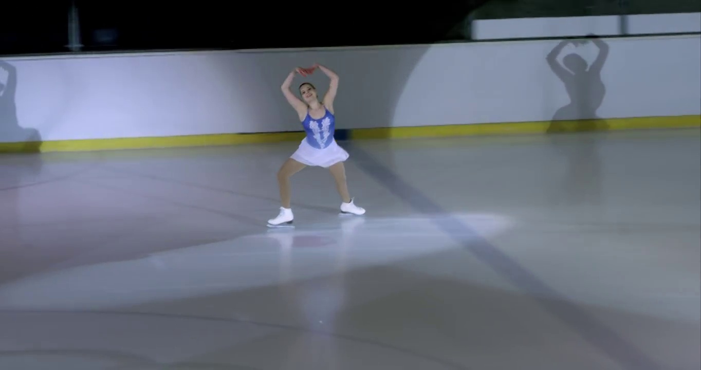 女子花样滑冰运动员在短节目中表演视频下载