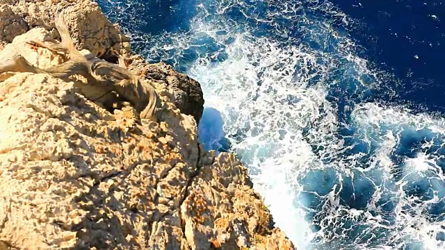 危险的岩石悬崖，海浪，海浪打破马略卡山视频下载