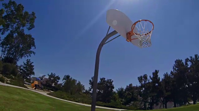 篮球运动员POV -投在篮板上，除了网什么都没有!视频下载