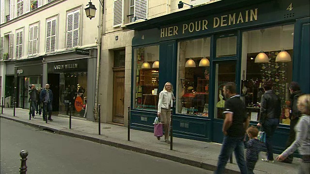 法国巴黎玛莱区的一条小街上的店铺视频素材