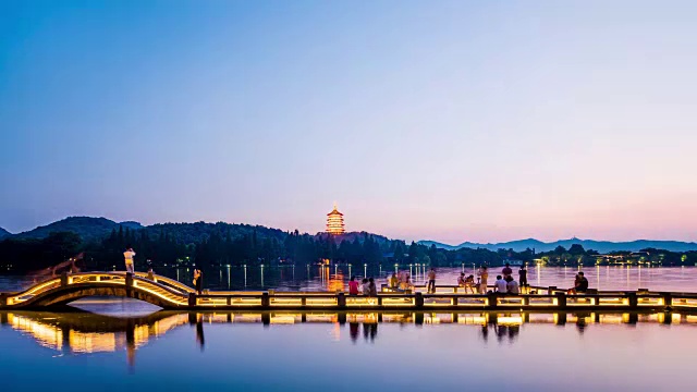 杭州西湖的桥和塔从黄昏到夜晚。时间流逝。视频下载