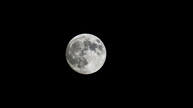 夜空中的满月。日本东京视频素材