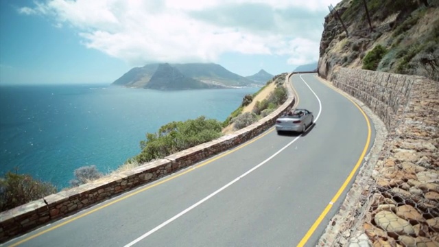 WS PAN拍攝的查普曼的山頂驅動器作為汽車駕駛與山區/開普敦，西開普敦，南非視頻素材
