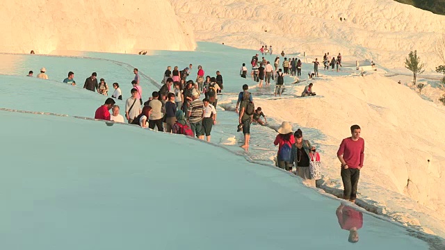 潮汐池和游客，Pamukkale，土耳其视频下载