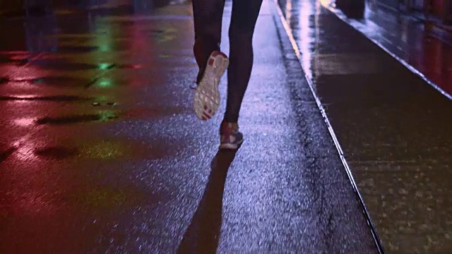 SLO MO TU TS女性晚上在城市慢跑視頻下載