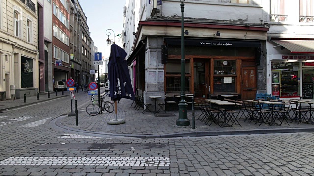 布鲁塞尔的一家空咖啡馆。视频下载