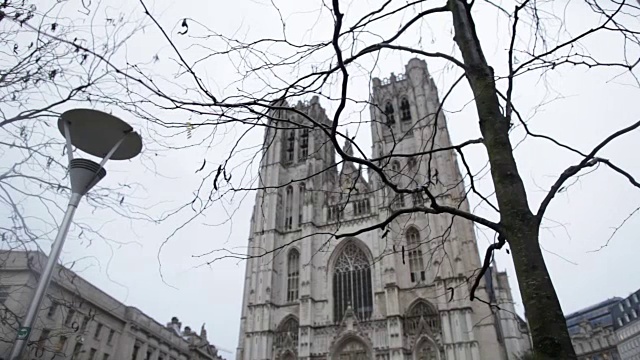 向左平移。位于布鲁塞尔的圣迈克尔大教堂。视频素材