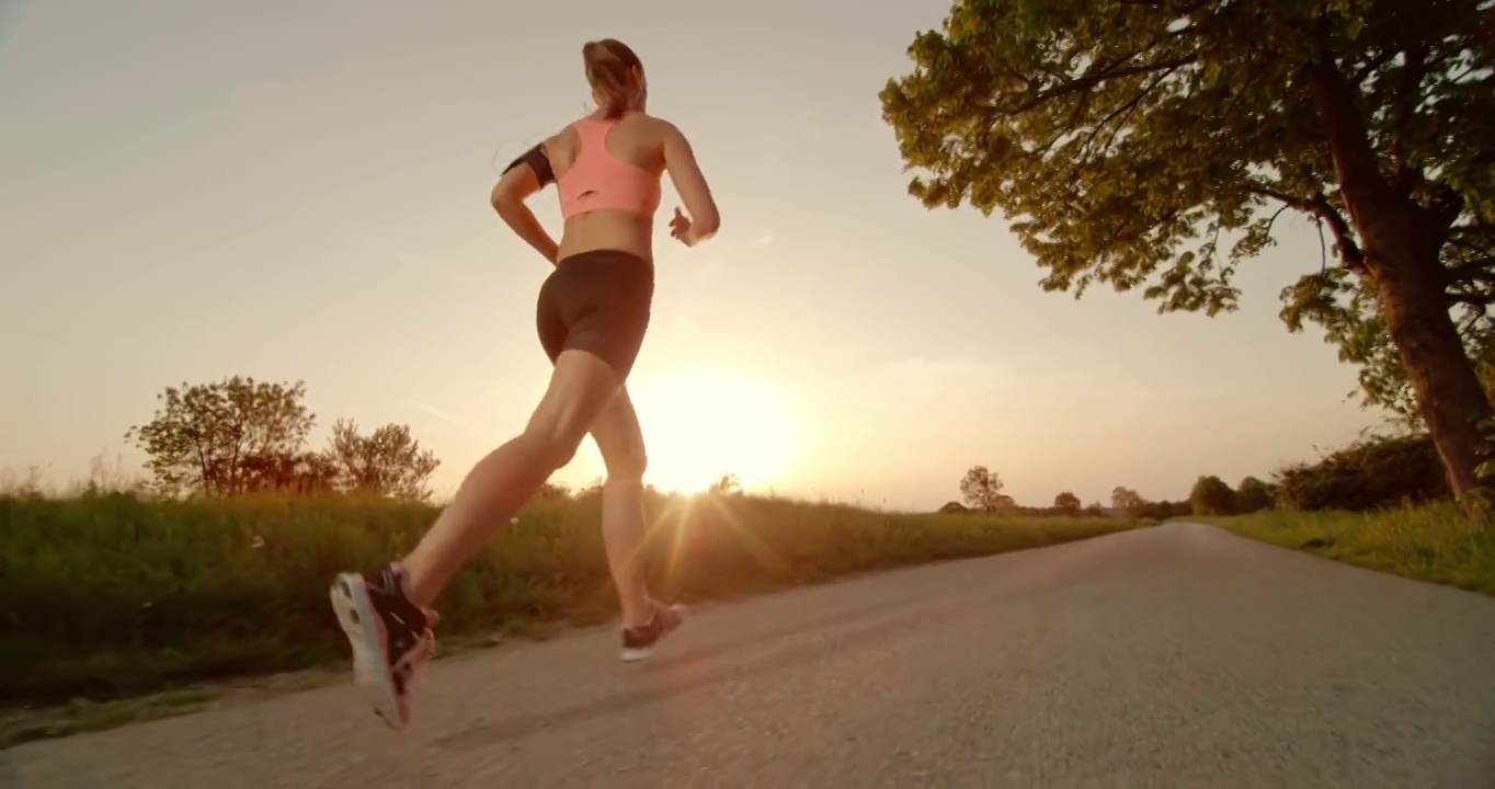SLO MO TS女人跑向夕陽視頻素材