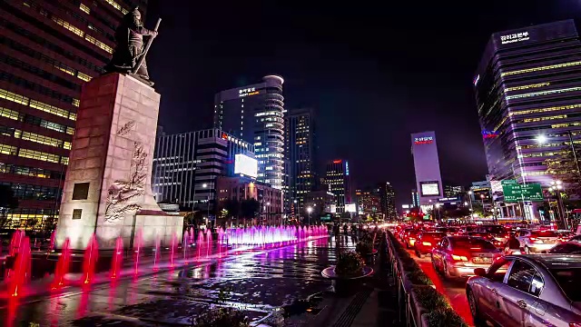 光华门广场上的李舜臣铜像夜景及过往车辆视频素材