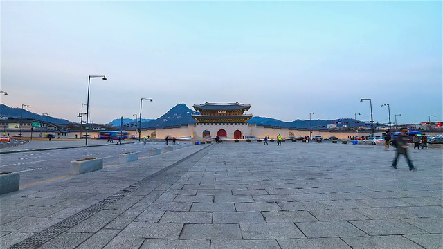 WS POV T/L拍摄的Gwanghwamun(景福宫的主要和最大的大门)夜景拥挤的行人和车流/首尔，韩国视频素材