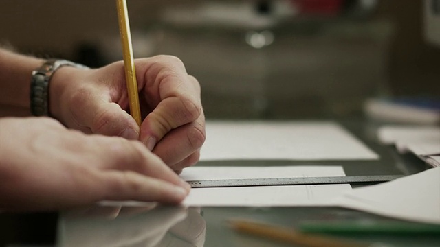 CU PAN R/F年轻男子的手在书桌上画画和写作/ Orem，犹他州，美国视频素材