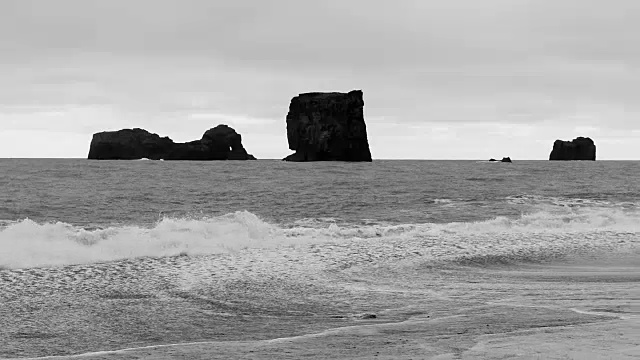 冰岛Reynisfjara海岸上的Reynisdrangar全景图视频下载
