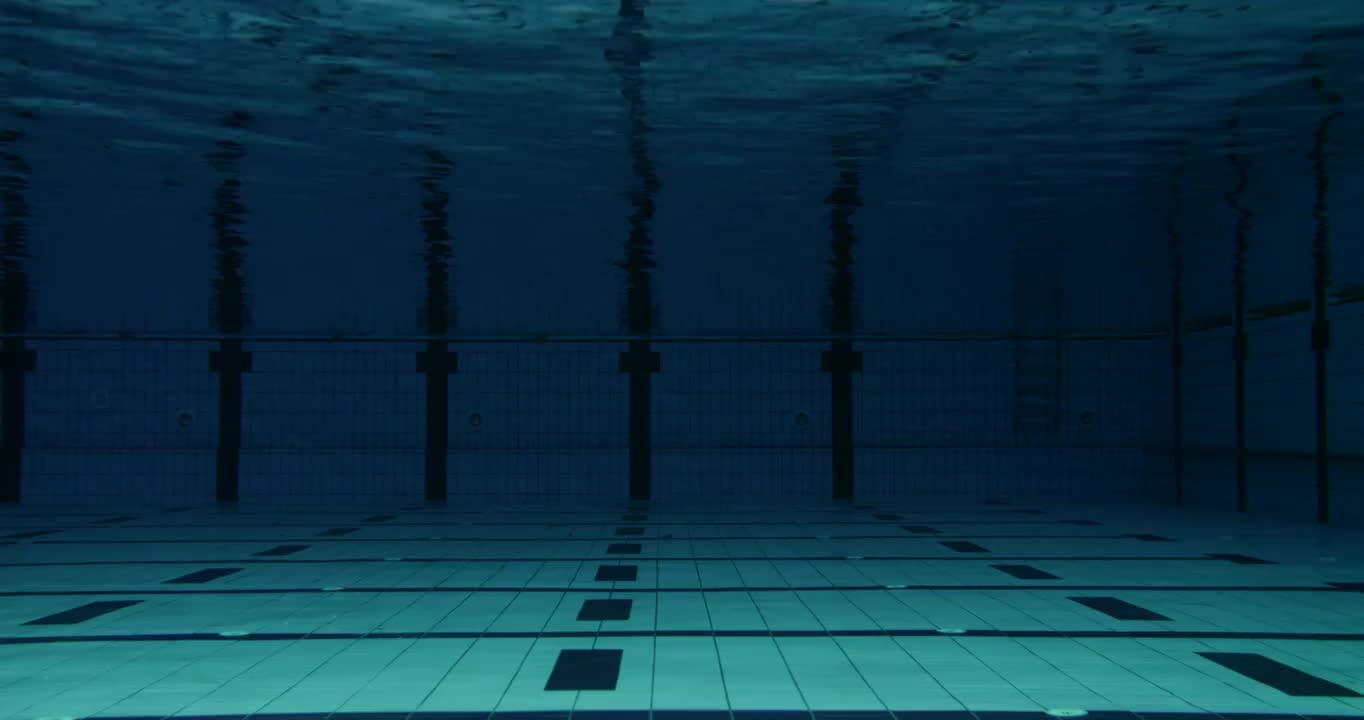 女游泳运动员跳进泳池视频素材