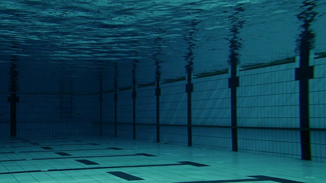 女游泳运动员跳进泳池视频下载